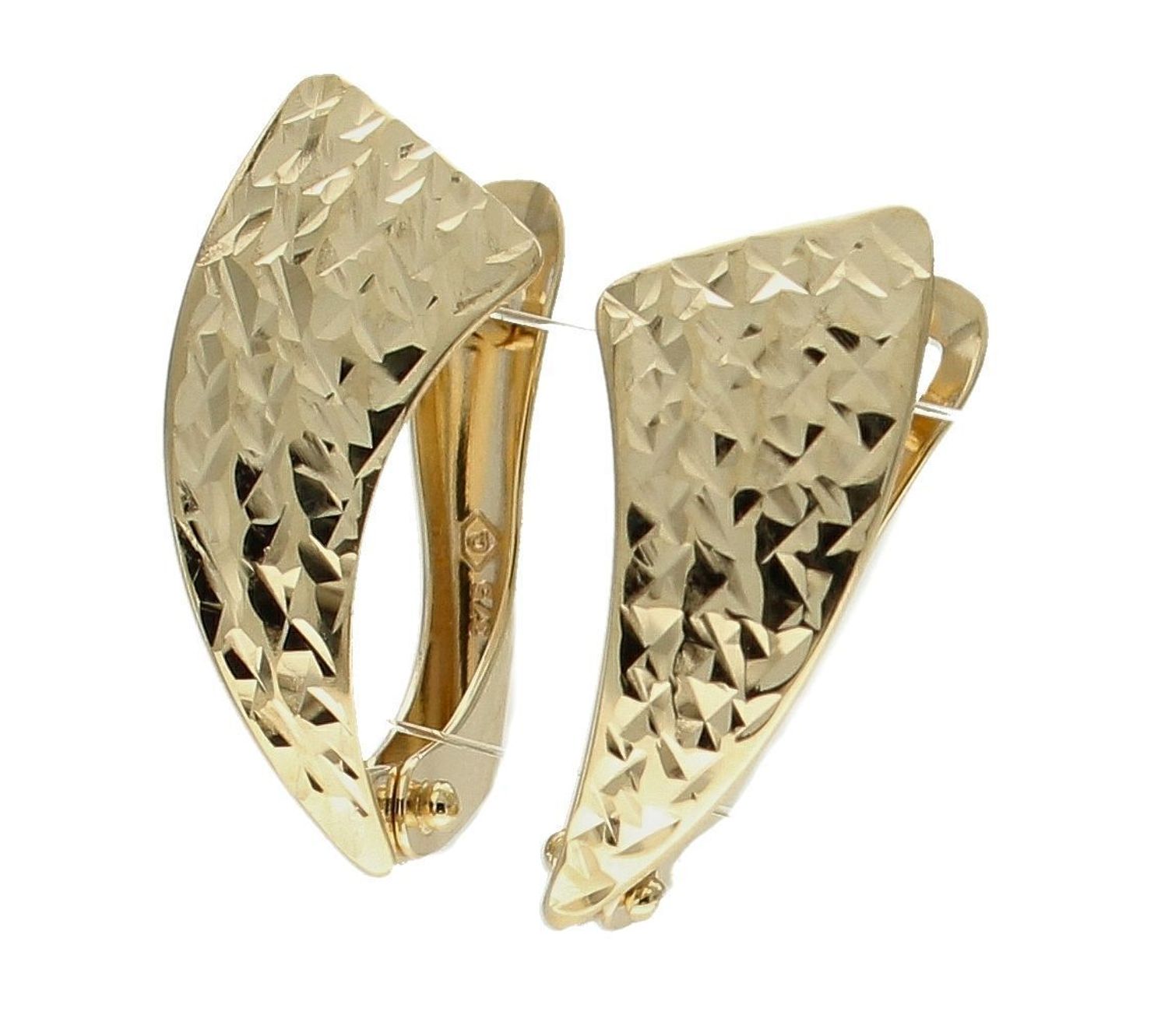 Złote kolczyki 375 angielskie z grawerowaniem KL 3367B 375. Złote kolczyki wykonane z najwyższej jakości żółtego złota, próba 375, waga około 1,07 gram. Kolczyki w minimalistycznym stylu, wpisujące się w obecne trendy modowe..jpg